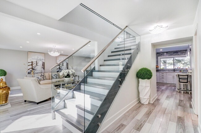 Building Photo - Fully Furnished 4-Bedroom Pool Home with Golf Course Views in Northdale