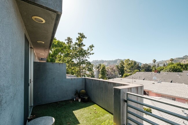 Building Photo - 1220 N Orange Grove Ave