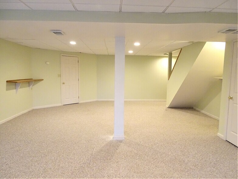 Building Photo - 932 Orchard St