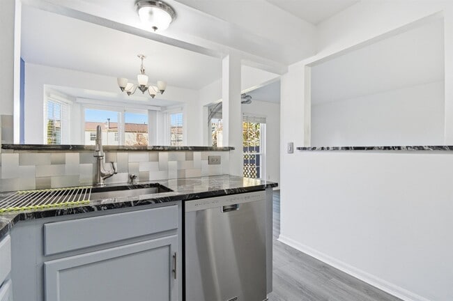 Building Photo - 3084 Village Cir