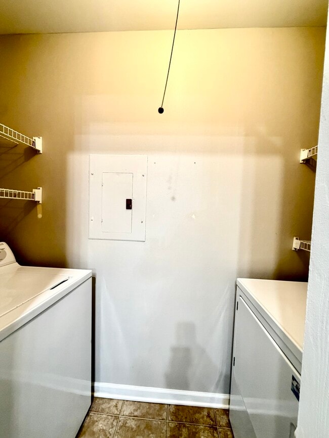 Building Photo - 127 Glengarry Dr