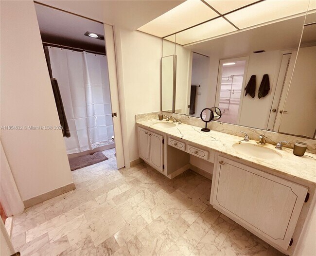 Building Photo - 1121 Crandon Blvd