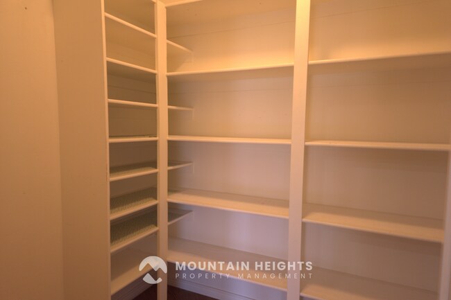 Building Photo - 744 Lazy Oak Way