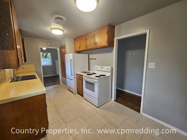 Building Photo - Garden Tract 3-Bedroom House with Hardwood...