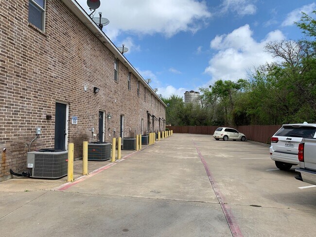 Building Photo - 2 Bedroom 1 Bath - End Unit Apartment (40%...