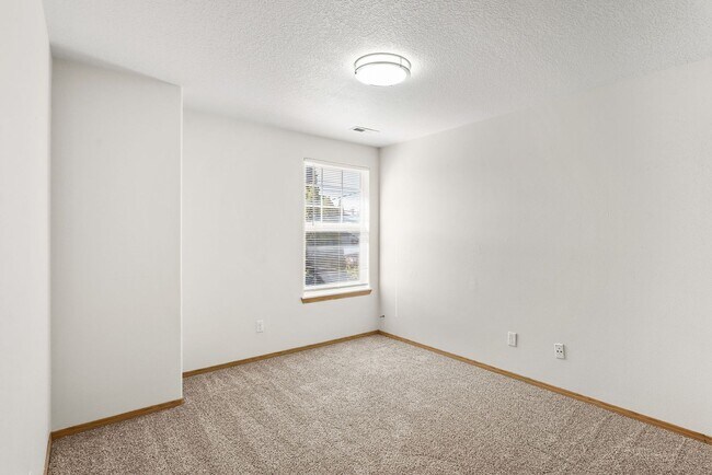 Building Photo - Updated SE Portland Townhome - Near Woodstock