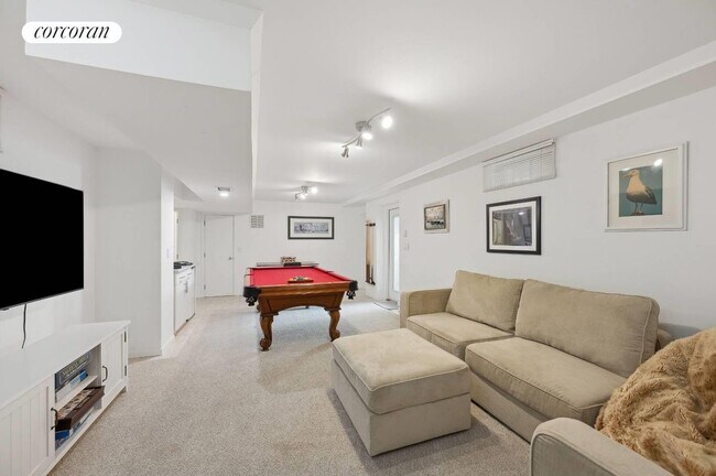 Building Photo - 400 Noyack Rd