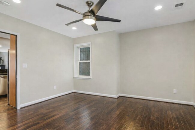 Building Photo - Bright, modern Capitol Hill 1 bed/1 bath condo with private outdoor space and secured parking