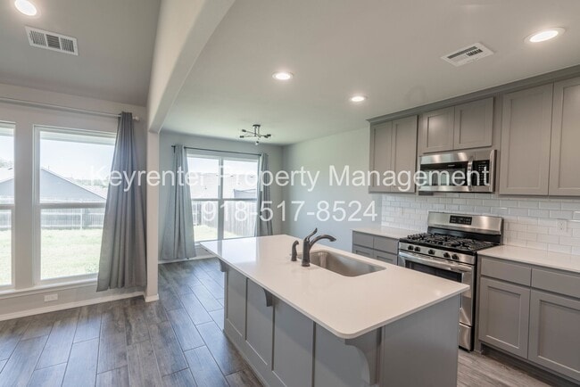 Building Photo - 3 Bed | 2 Bath in Broken Arrow!