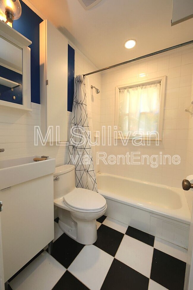 Building Photo - 2404 Farthing St