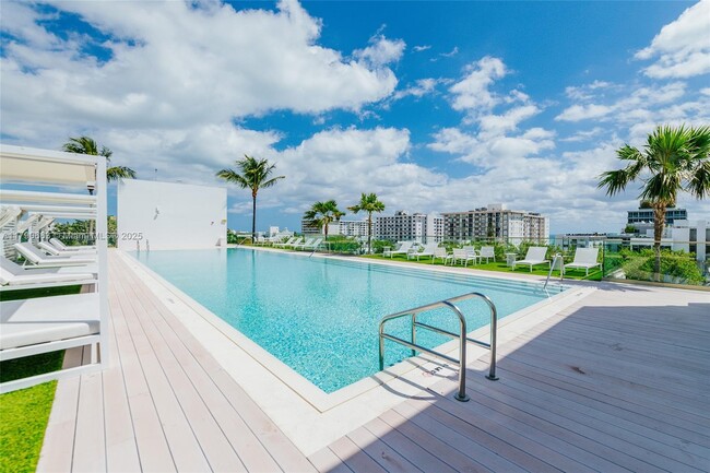 Building Photo - 300 Collins Ave
