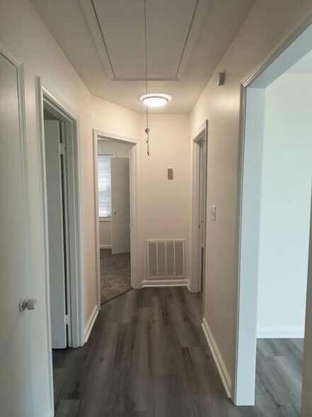 Building Photo - 807 E Happy Hollow Dr