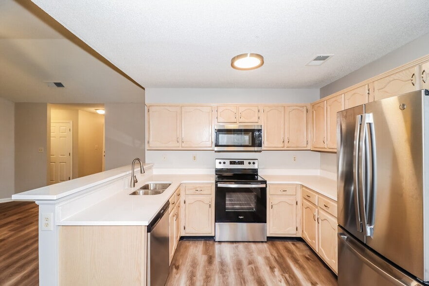 Building Photo - 2204 Stone Stream Dr