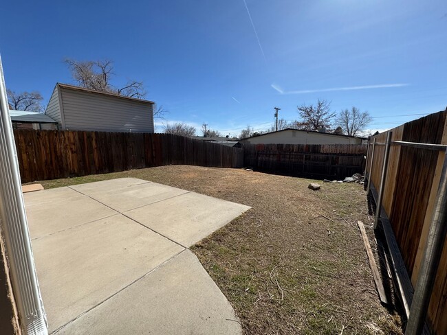 Building Photo - Newly Remodeled 3 bedroom 2 bath 2 car gar...