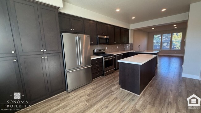 Building Photo - Modern 3-Story Living in Santa Rosa - Available Now!