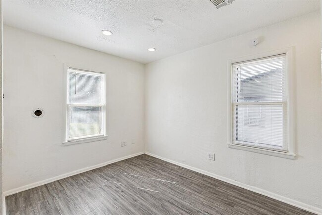 Building Photo - 1006 SE 51st St