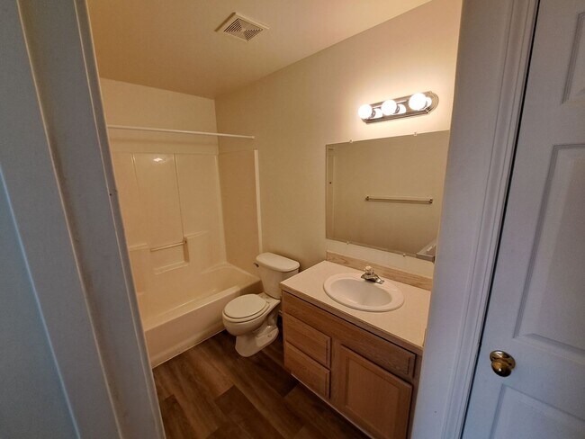 Building Photo - 2 Bed/2 Bath Apartment in NE Bend - Worthington Court