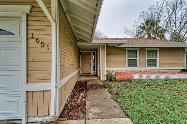 Building Photo - Sweet 3-Bedroom With a Fireplace Vibe