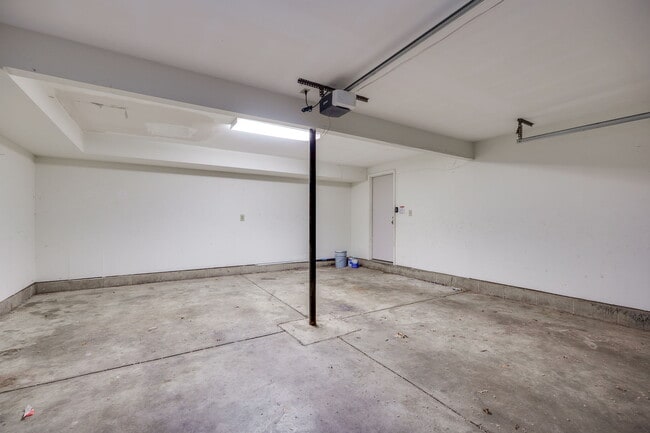 Building Photo - 652 Hidden Valley Ct