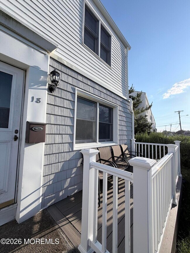 Building Photo - 18 Howland Ave