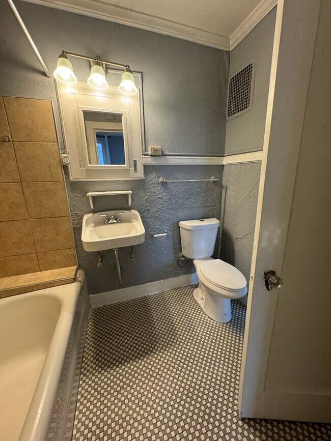 Building Photo - *COMING SOON* Charming Two Bedroom in Uptown Clt!