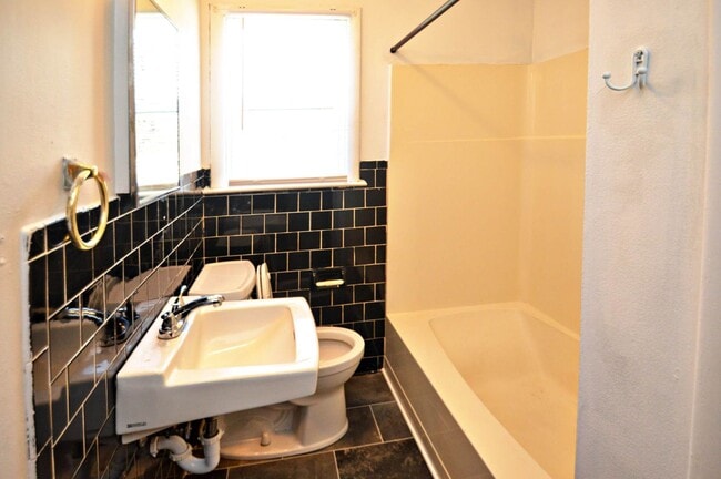 Building Photo - 6 Rainbow Forest Dr