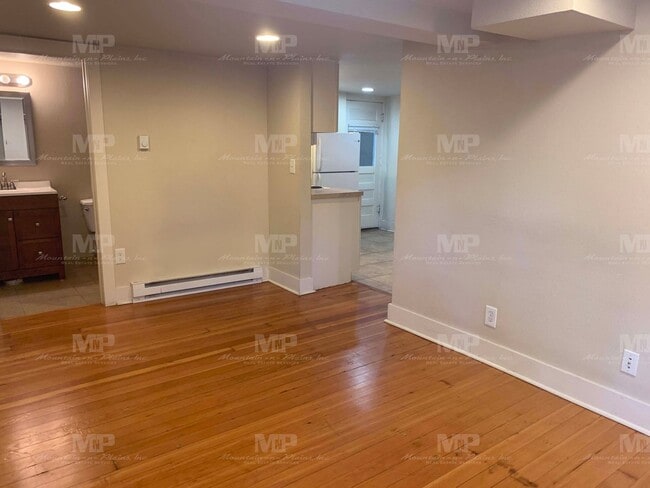 Building Photo - 645 1/2 S Loomis Ave