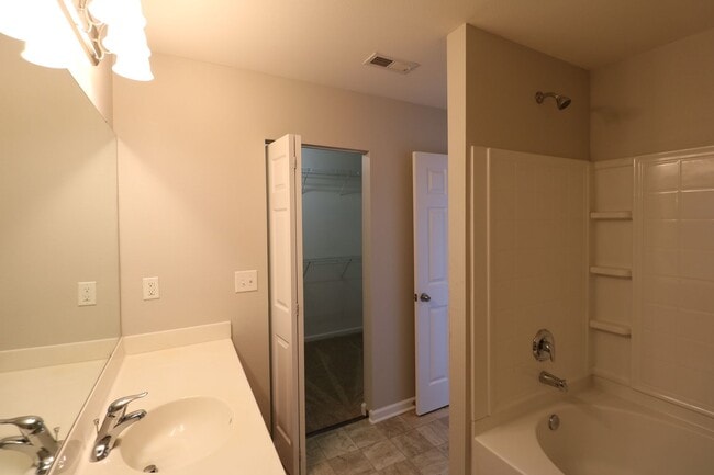 Building Photo - 5907 Hollow Wood Ct