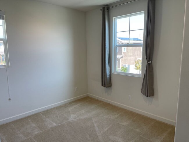 Building Photo - Large 5 Bed / 3 Bath Standalone unit in Lo...