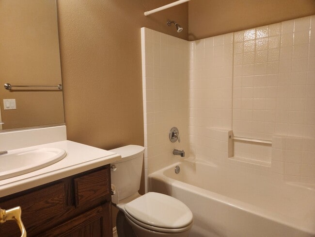 Building Photo - Sweet Coral Canyon 3/2 with garage and pri...