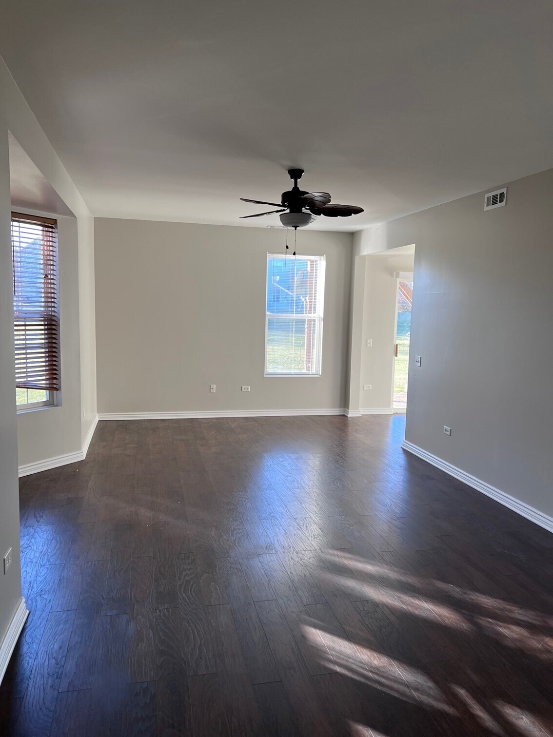 Living Room - 3333 Bromley Ln