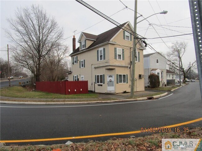 Building Photo - 17 Player Ave