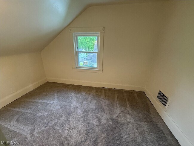 Building Photo - 210 Perry St