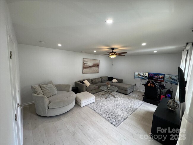 Building Photo - 8419 Aspen Ct