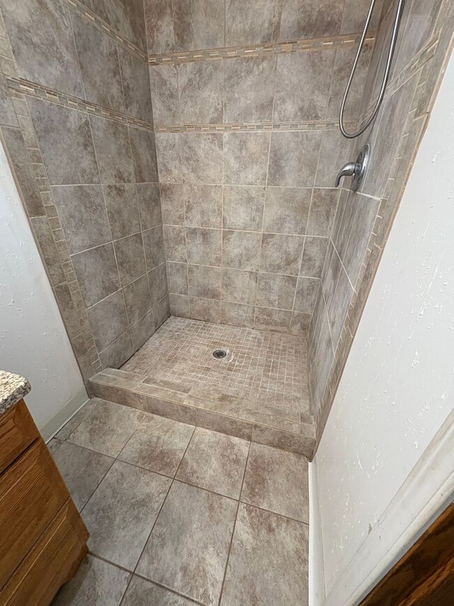 Building Photo - 4 Bedroom, 2 Bath House Near UWL and WWTC