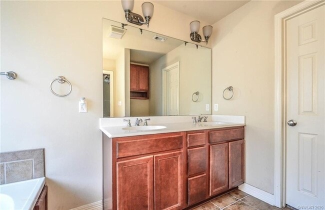 Building Photo - Savannah Place 3 Bed 2 Bath