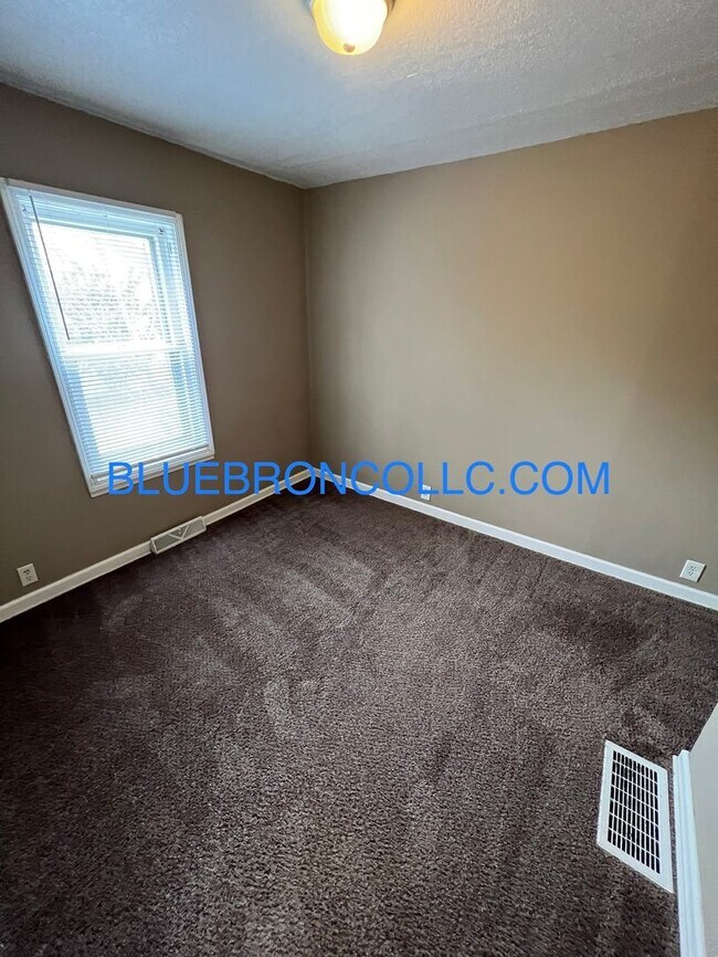 Building Photo - Nice two bedroom house with nice hardwood ...
