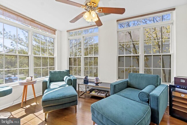 Building Photo - Live the Life with Convenience and Style!