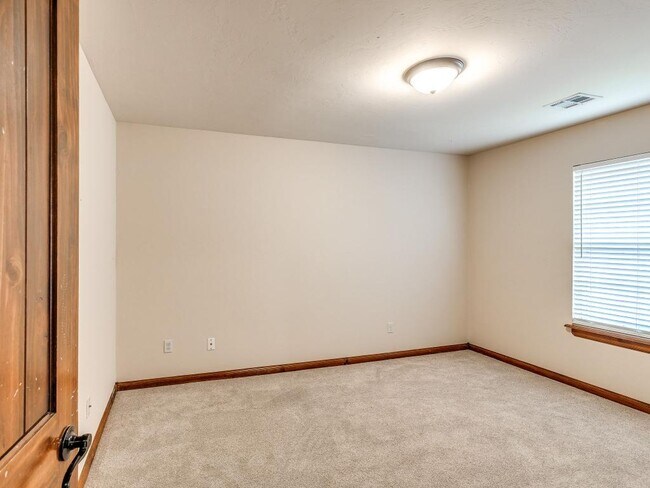 Building Photo - 2121 Mill Creek Way