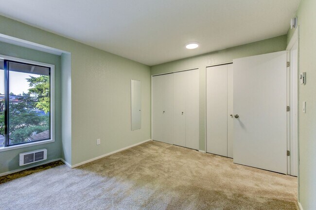 Building Photo - Renovated Townhome