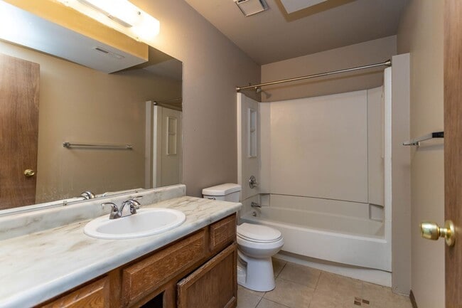 Building Photo - Great Upper Unit Located in Vista Grande Terrace!