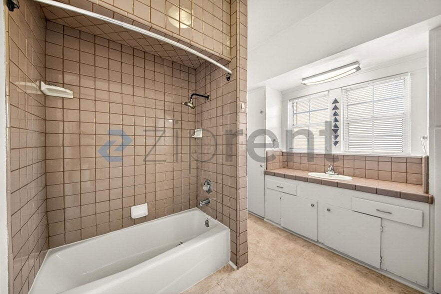 Building Photo - 4062 S Budlong Ave