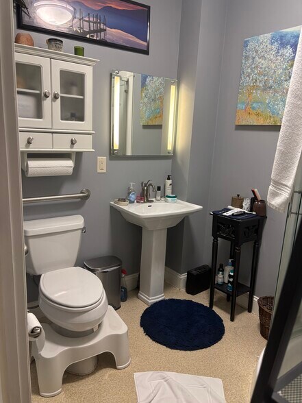 Master bathroom - 1412 Light St