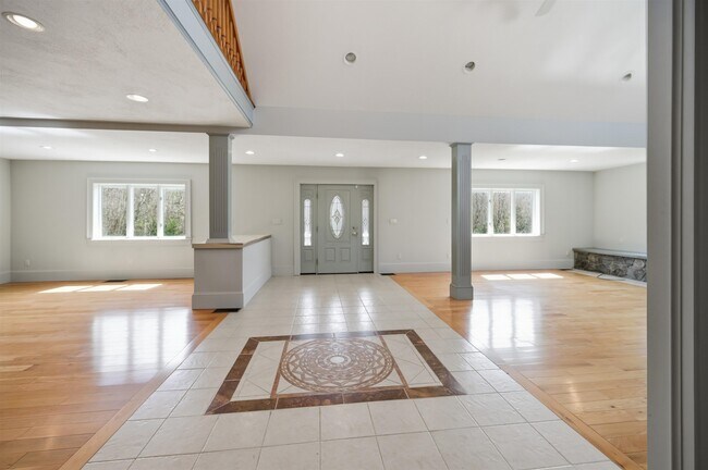 Building Photo - 564 Main St