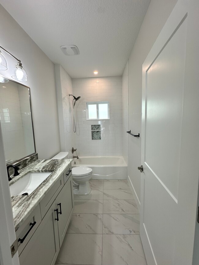 Building Photo - 1A A St