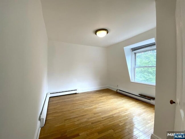 Building Photo - 59 Forest St