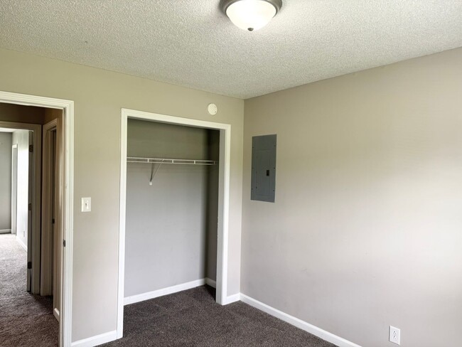 Building Photo - **Just listed**