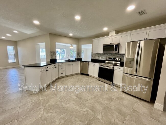 Building Photo - 5008 S Shore Dr