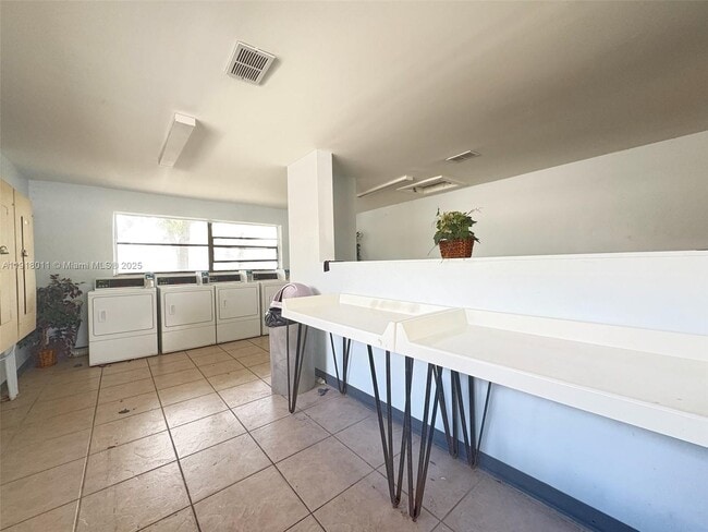 Building Photo - 4022 Lakeside Dr