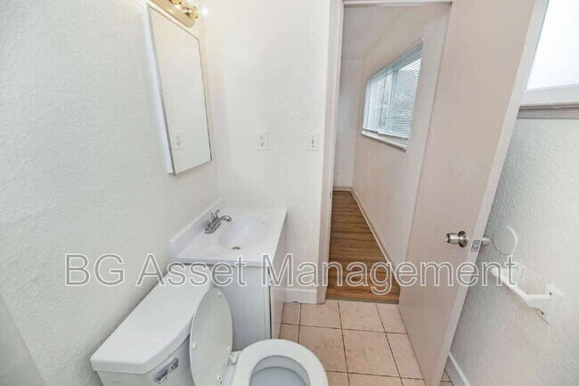 Building Photo - 728 Darina Ave